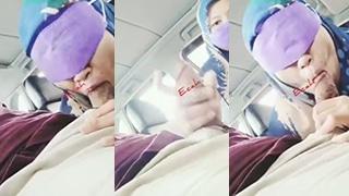 Jilbab Biru BJ di Mobil